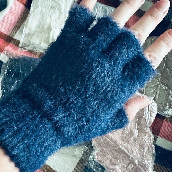New in Package Fuzzy Microfiber Fingerless Gloves - Picture 4 of 9
